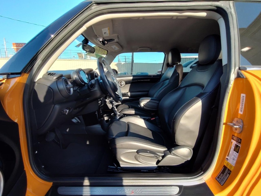 2014 MINI Cooper Image 15