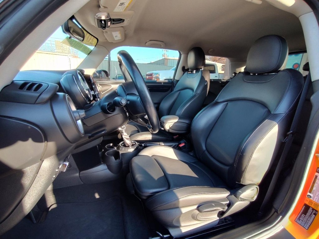 2014 MINI Cooper Image 16