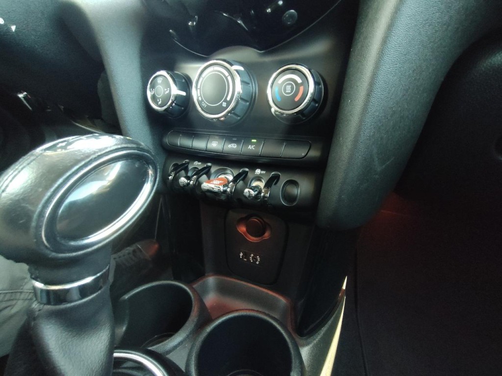 2014 MINI Cooper Image 23