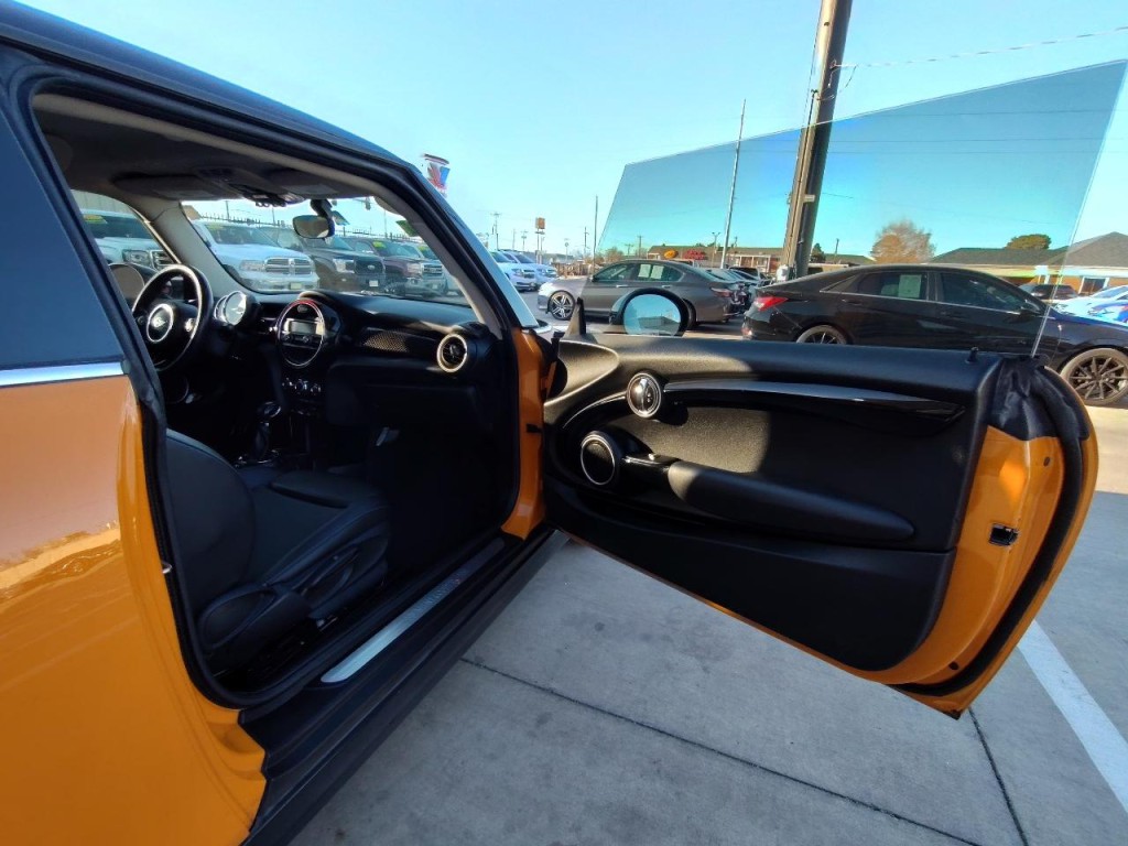 2014 MINI Cooper Image 32