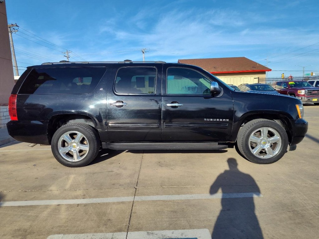 2011 Chevrolet Suburban Image 3