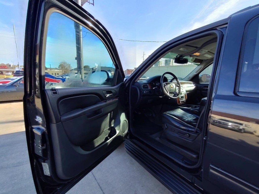 2011 Chevrolet Suburban Image 12