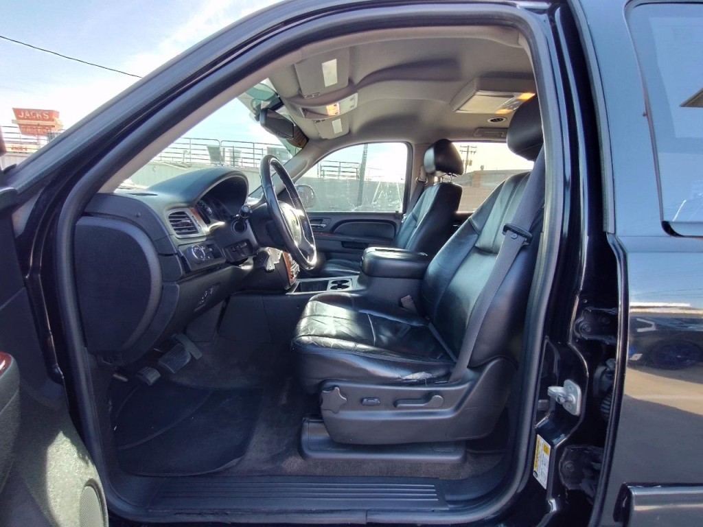 2011 Chevrolet Suburban Image 13