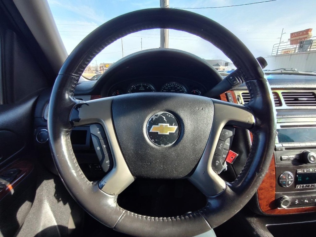 2011 Chevrolet Suburban Image 16