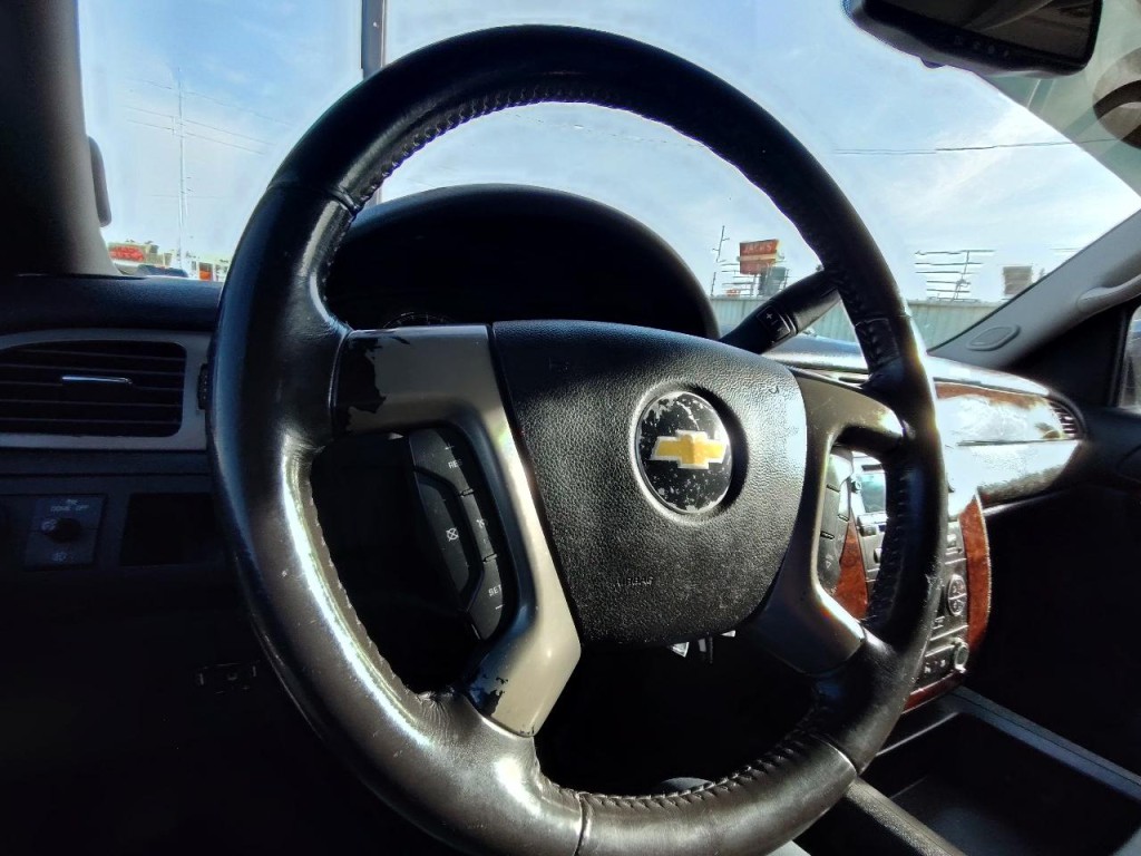 2011 Chevrolet Suburban Image 17