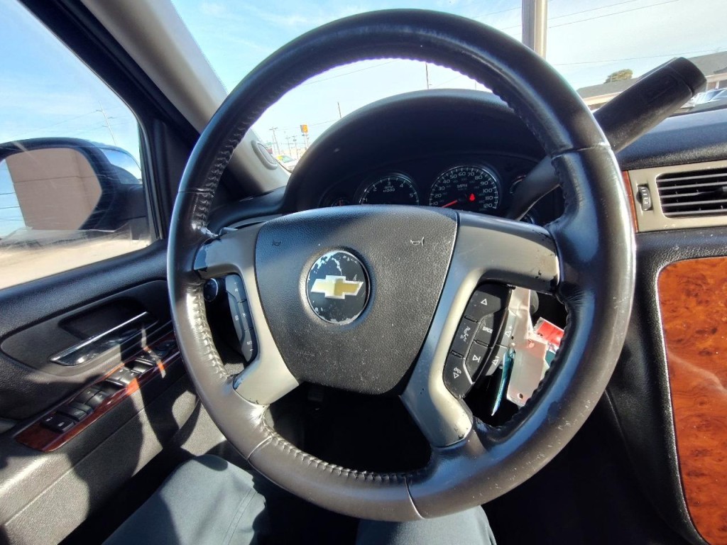 2011 Chevrolet Suburban Image 18