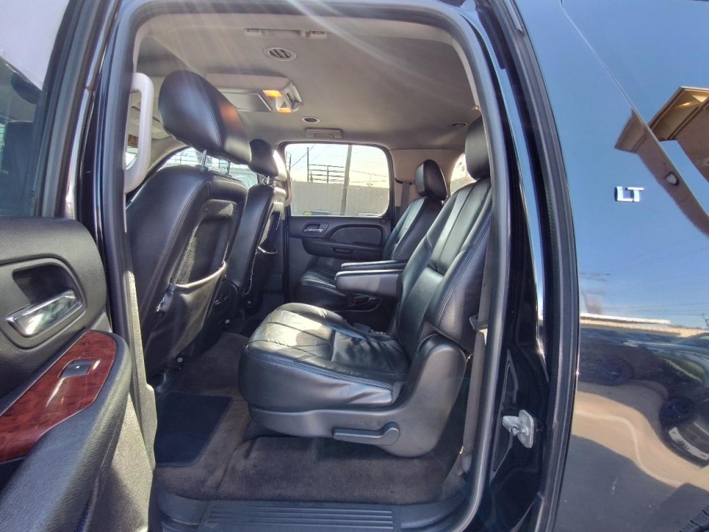 2011 Chevrolet Suburban Image 24