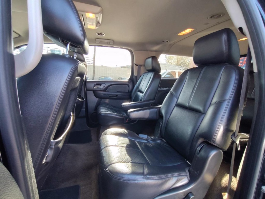 2011 Chevrolet Suburban Image 25
