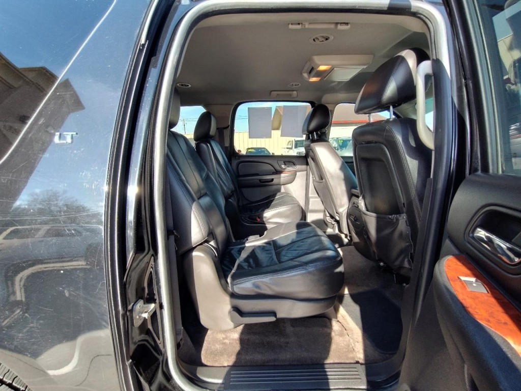 2011 Chevrolet Suburban Image 32