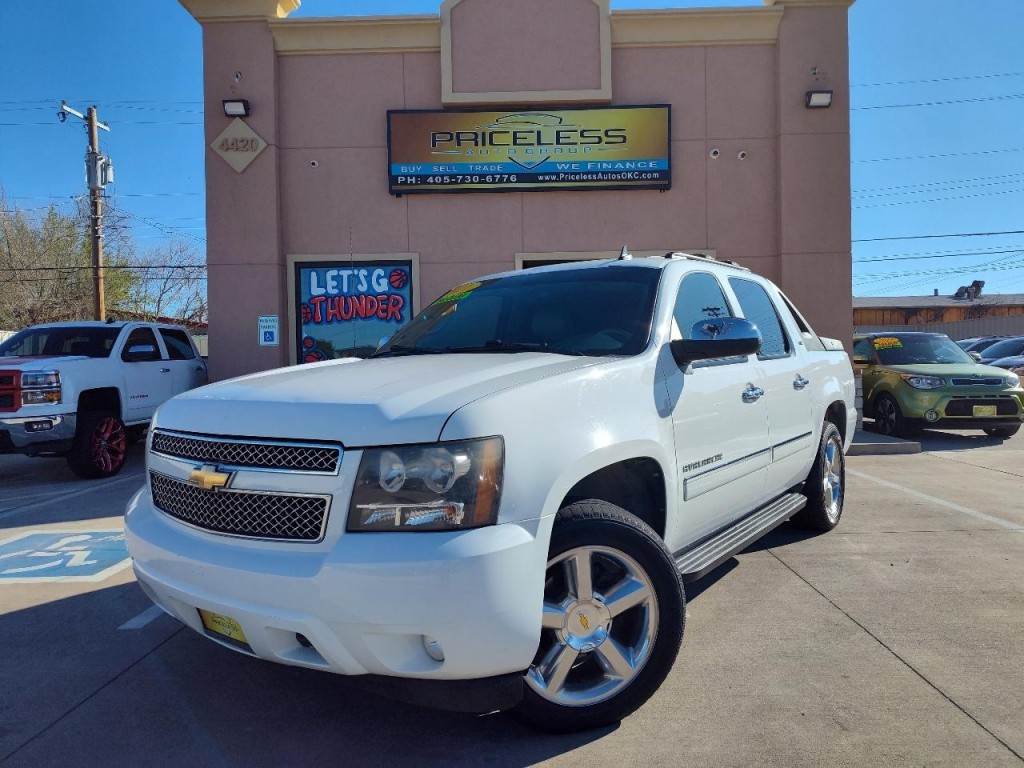 2011 Chevrolet Avalanche Image 1