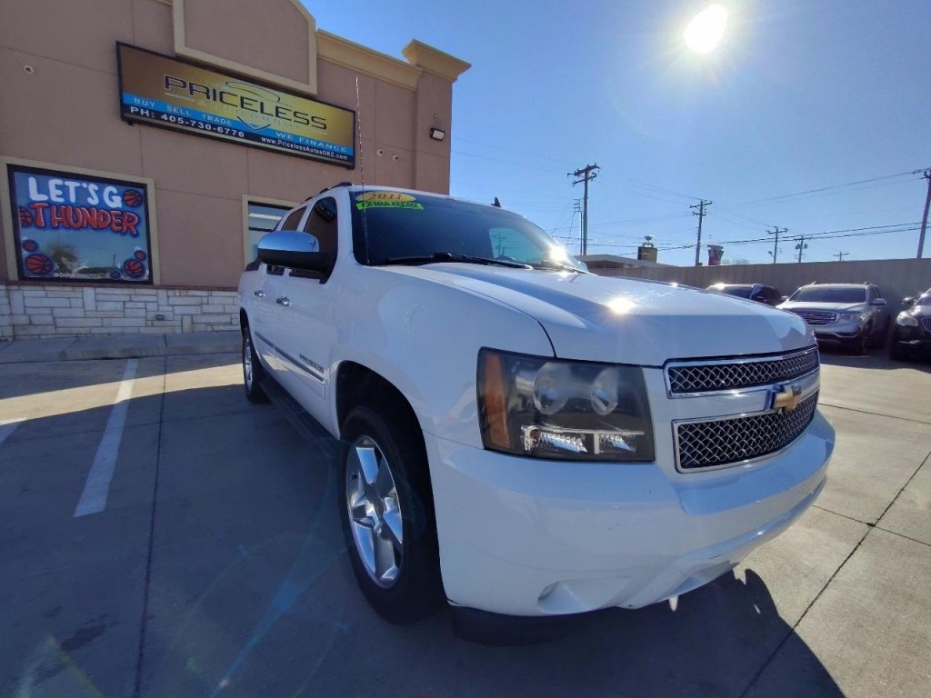 2011 Chevrolet Avalanche Image 2