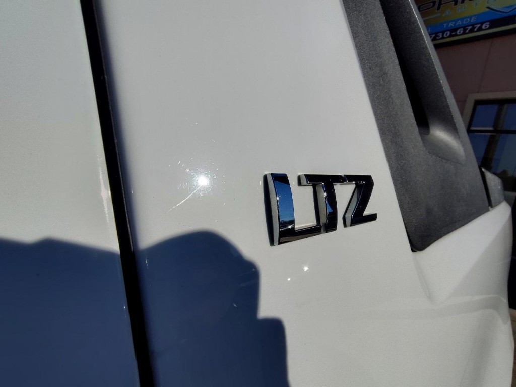 2011 Chevrolet Avalanche Image 9