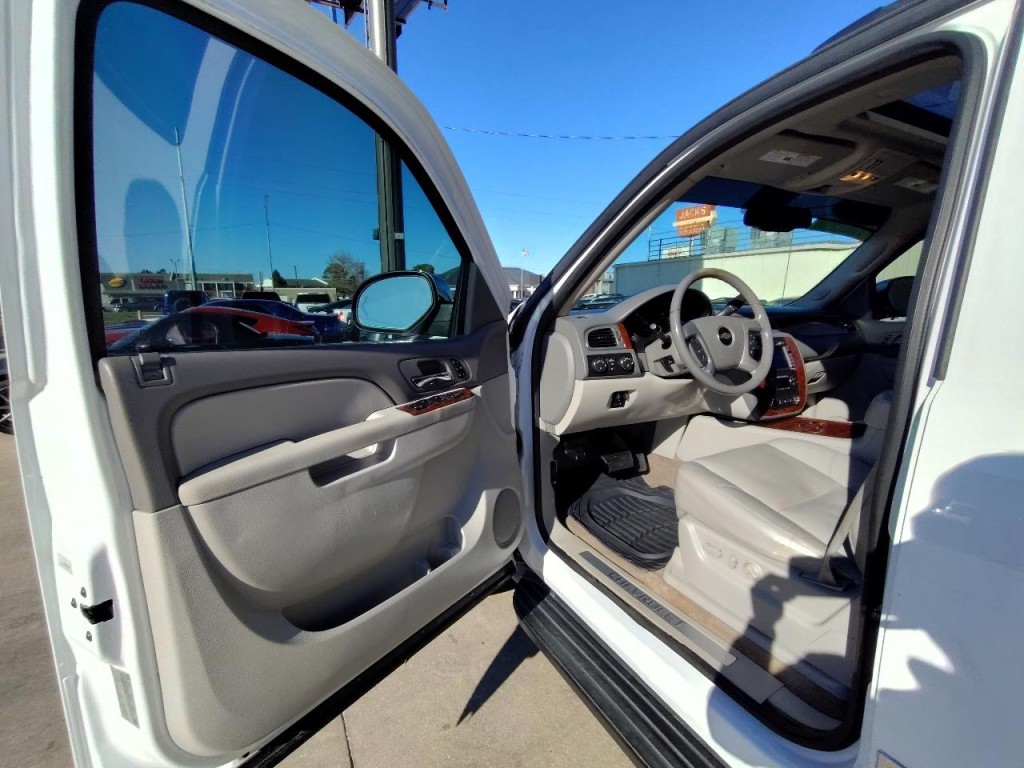 2011 Chevrolet Avalanche Image 13