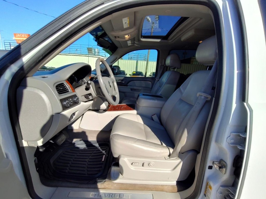 2011 Chevrolet Avalanche Image 14