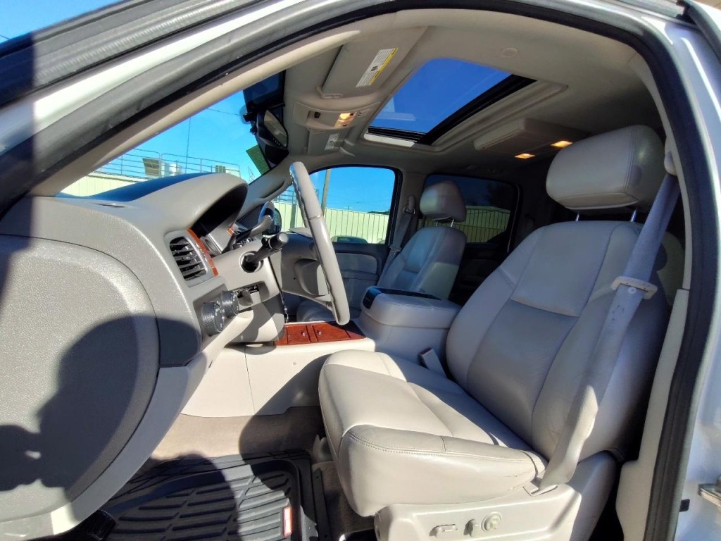 2011 Chevrolet Avalanche Image 15