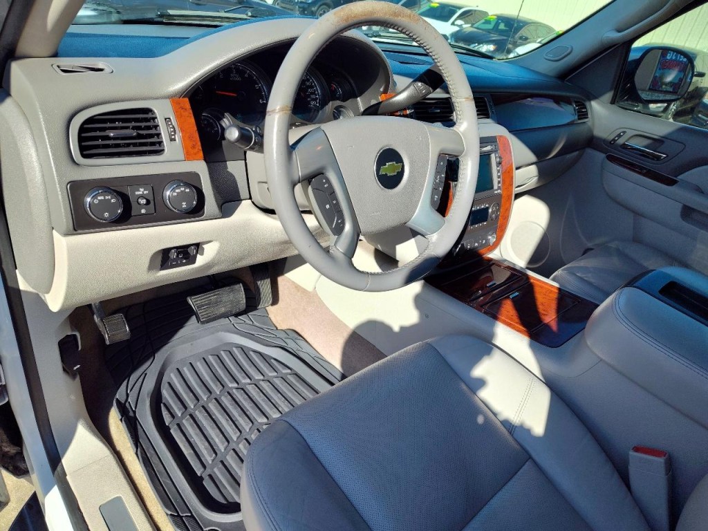 2011 Chevrolet Avalanche Image 16