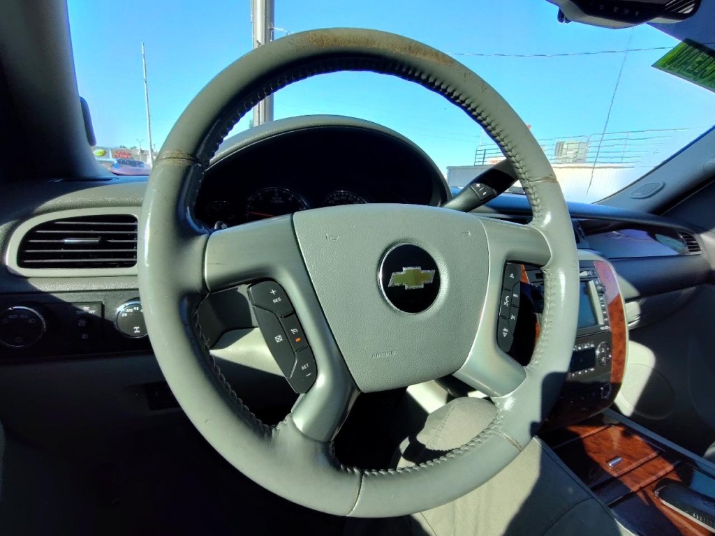 2011 Chevrolet Avalanche Image 18