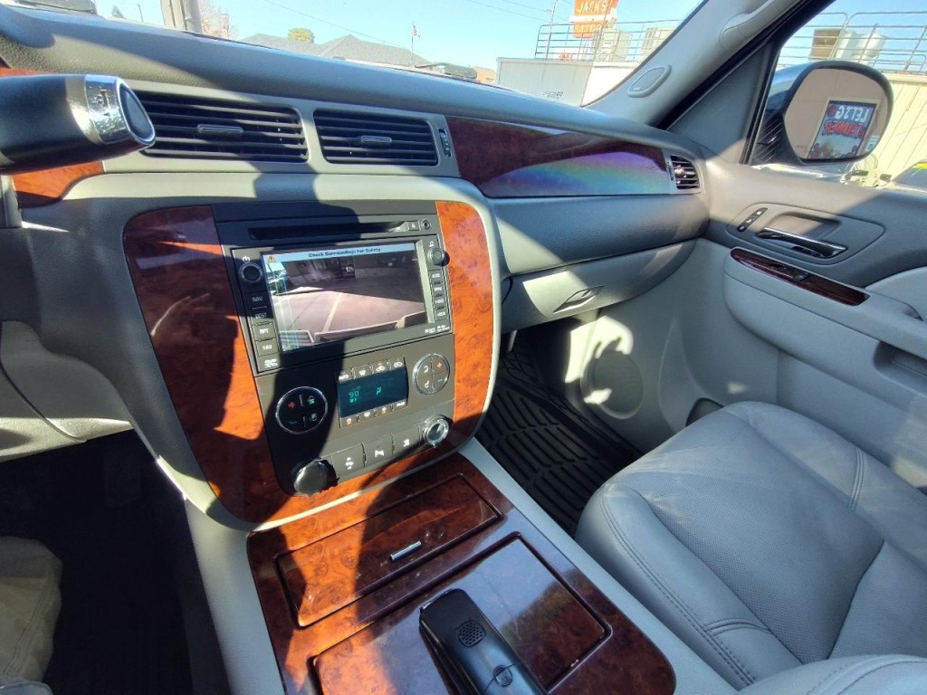 2011 Chevrolet Avalanche Image 22