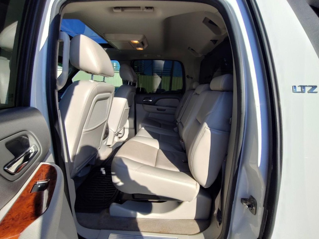 2011 Chevrolet Avalanche Image 30