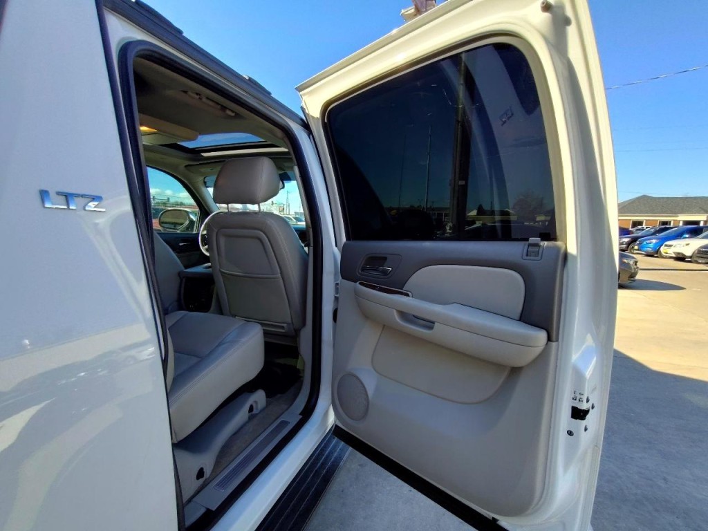 2011 Chevrolet Avalanche Image 36