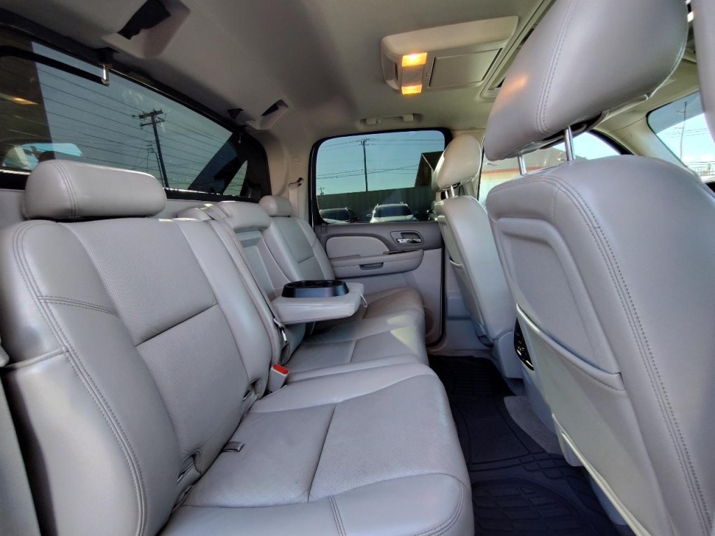 2011 Chevrolet Avalanche Image 38