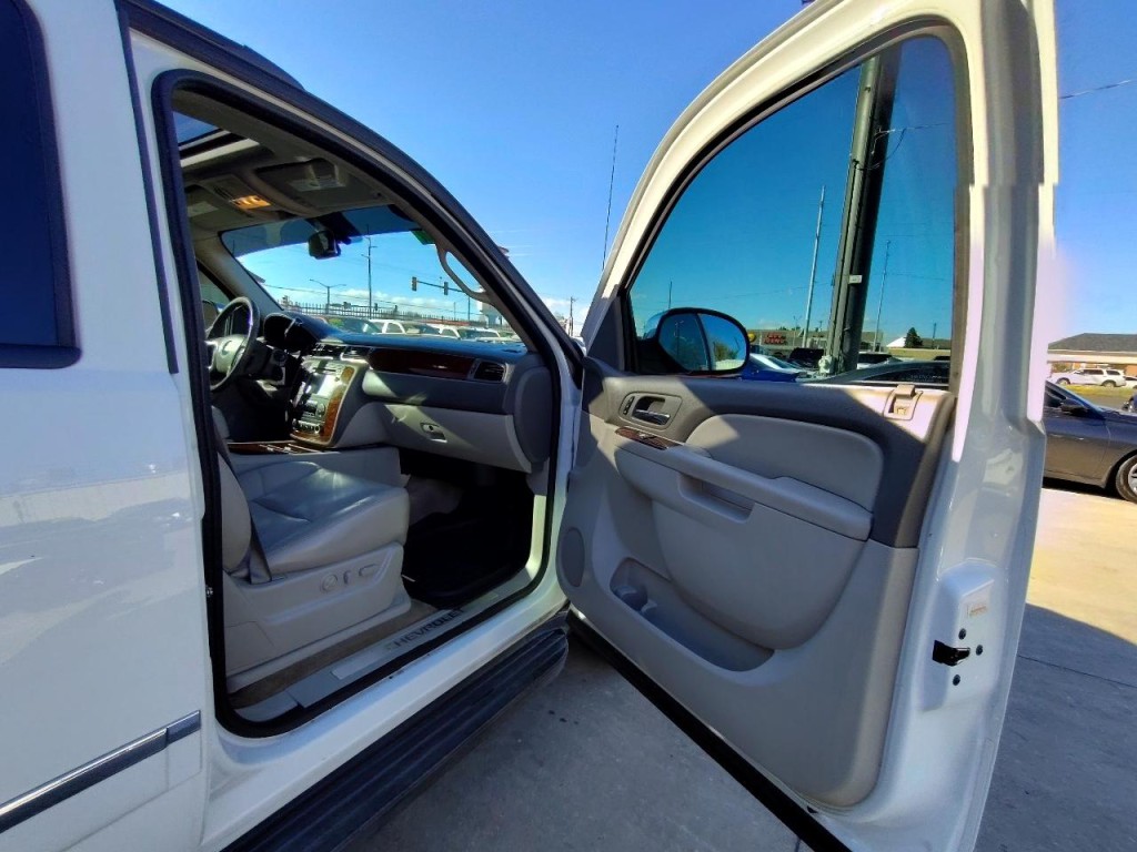 2011 Chevrolet Avalanche Image 40