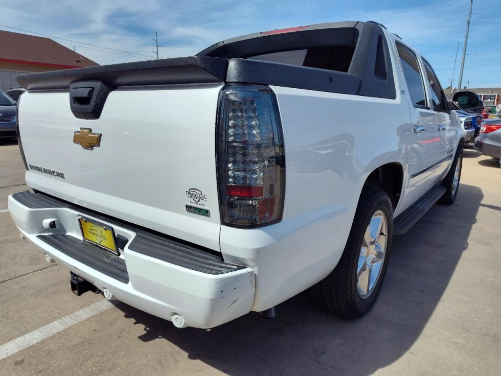 2011 Chevrolet Avalanche Image 3