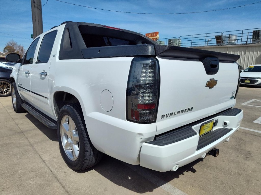 2011 Chevrolet Avalanche Image 6