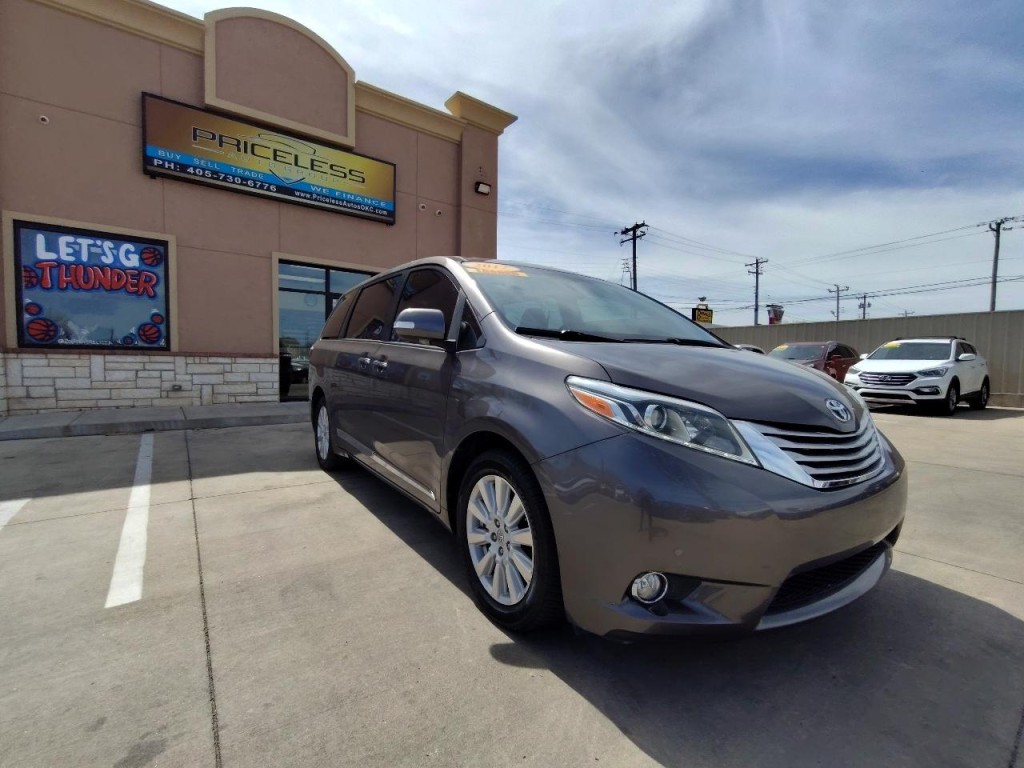 2017 Toyota Sienna Image 2