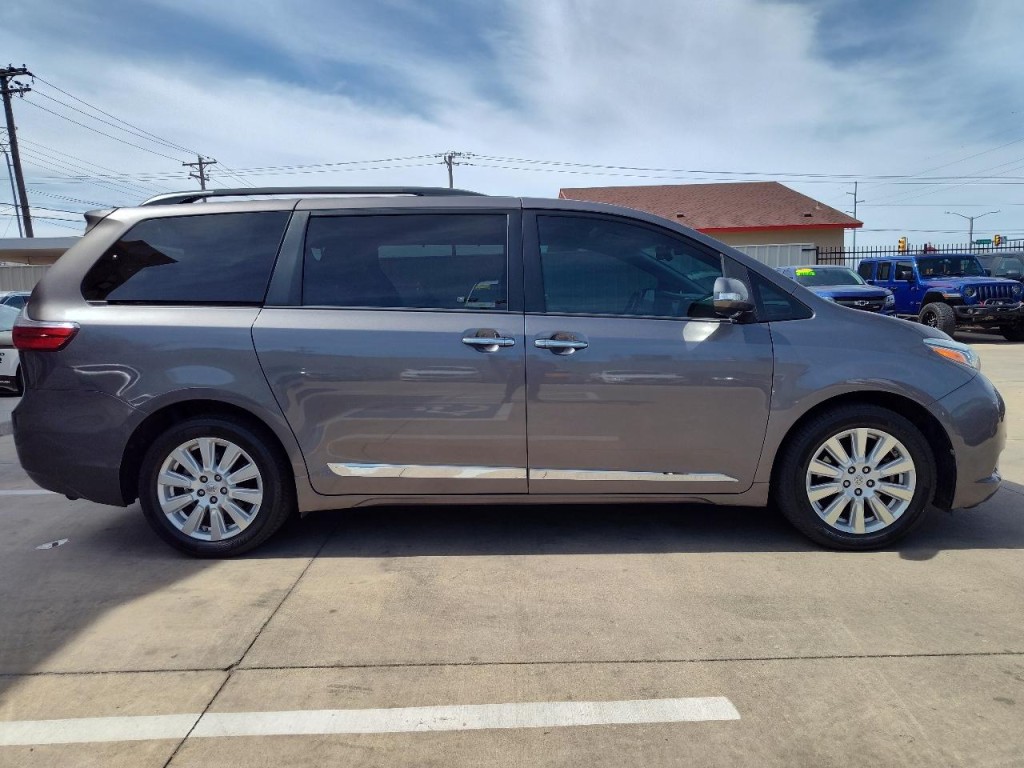 2017 Toyota Sienna Image 3