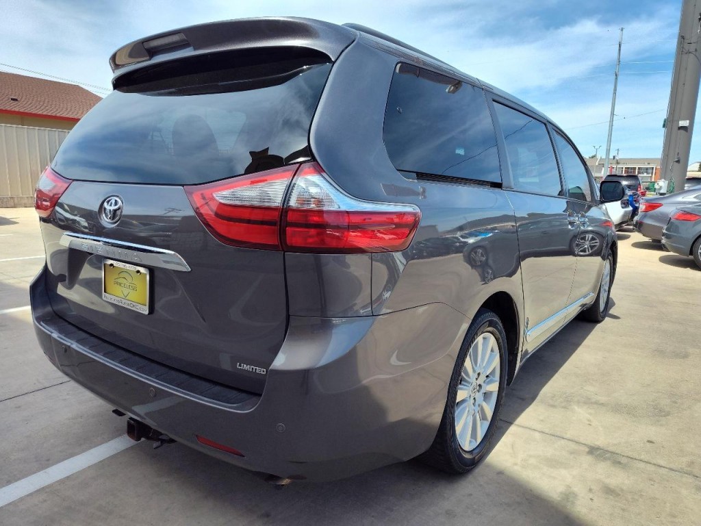 2017 Toyota Sienna Image 4