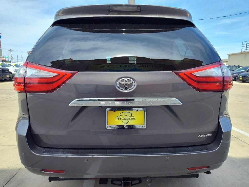 2017 Toyota Sienna Image 5