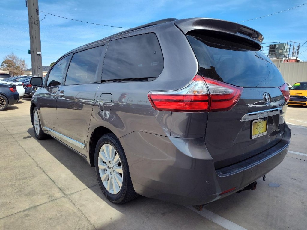 2017 Toyota Sienna Image 6