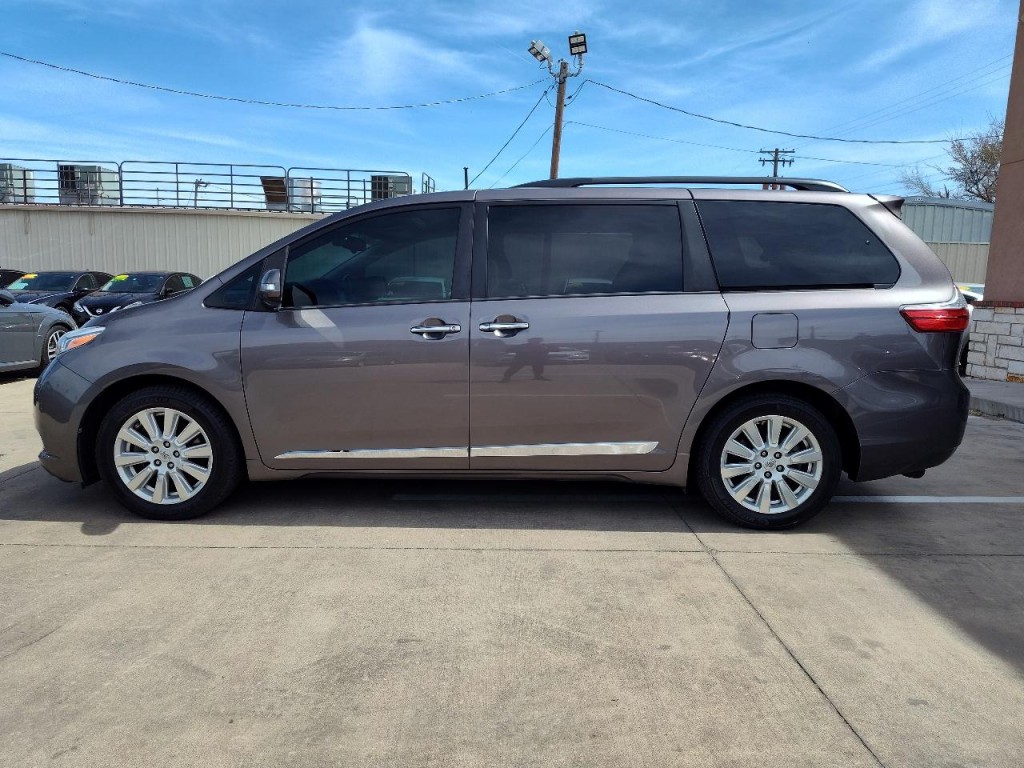 2017 Toyota Sienna Image 7