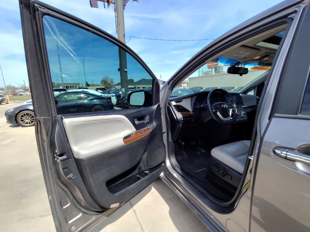 2017 Toyota Sienna Image 13