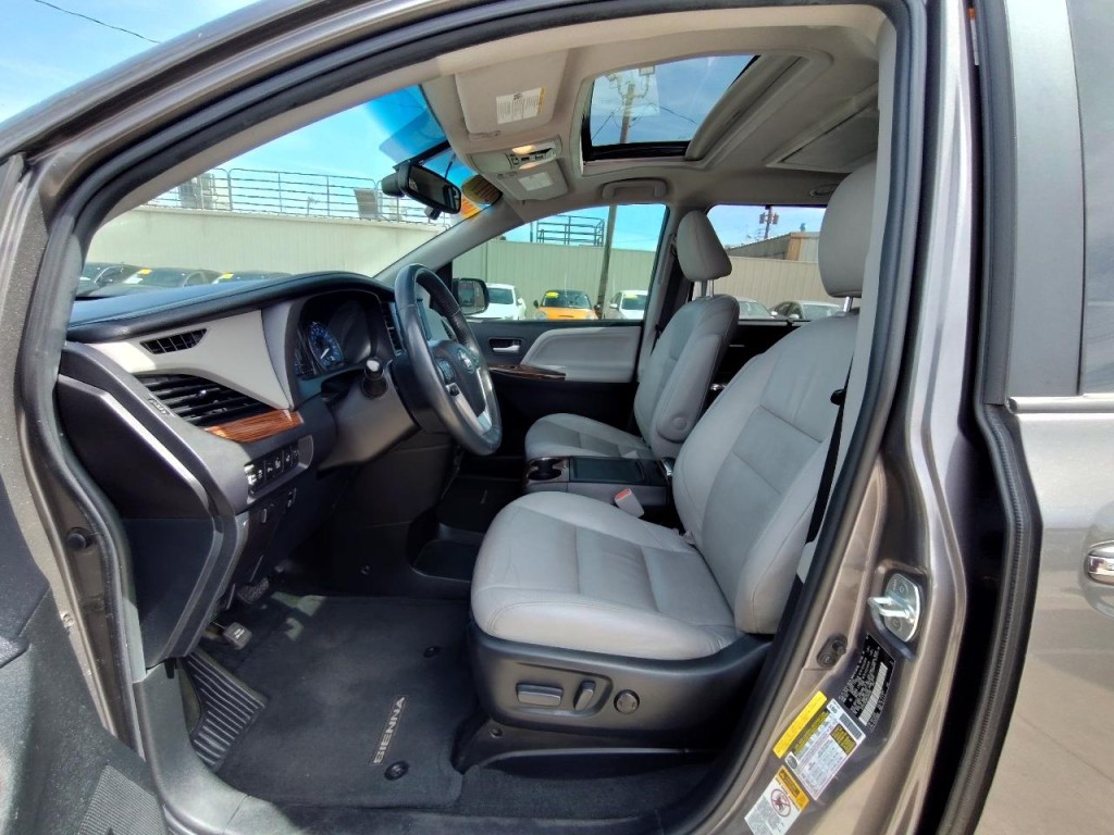 2017 Toyota Sienna Image 14