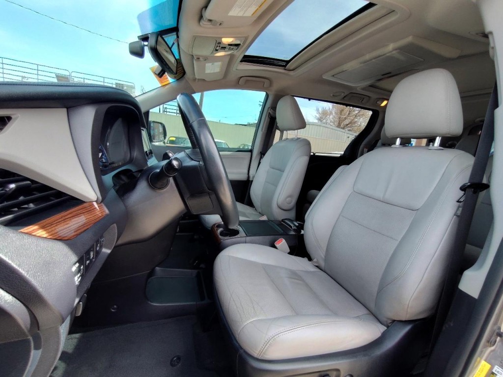 2017 Toyota Sienna Image 15
