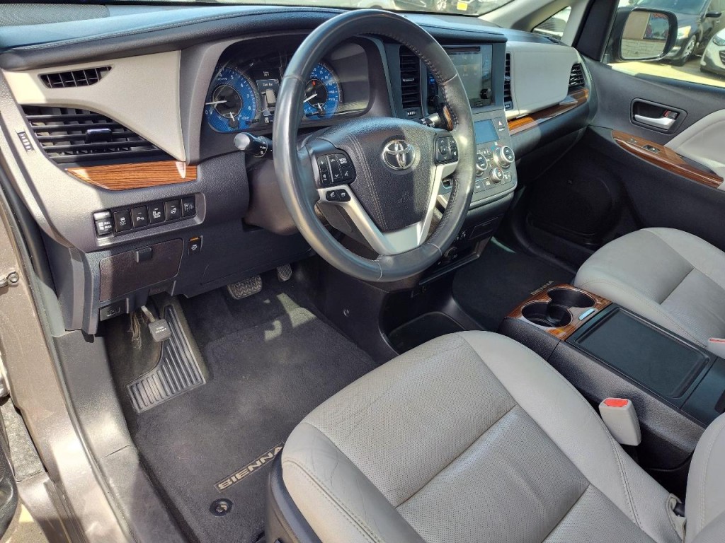 2017 Toyota Sienna Image 17