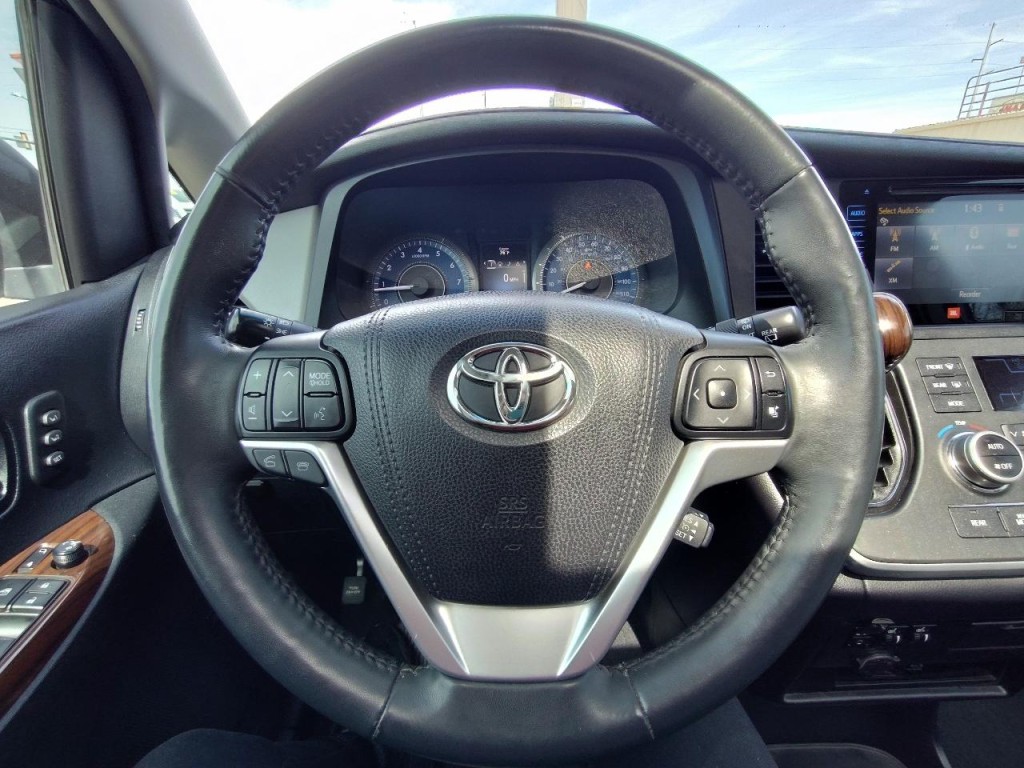 2017 Toyota Sienna Image 18