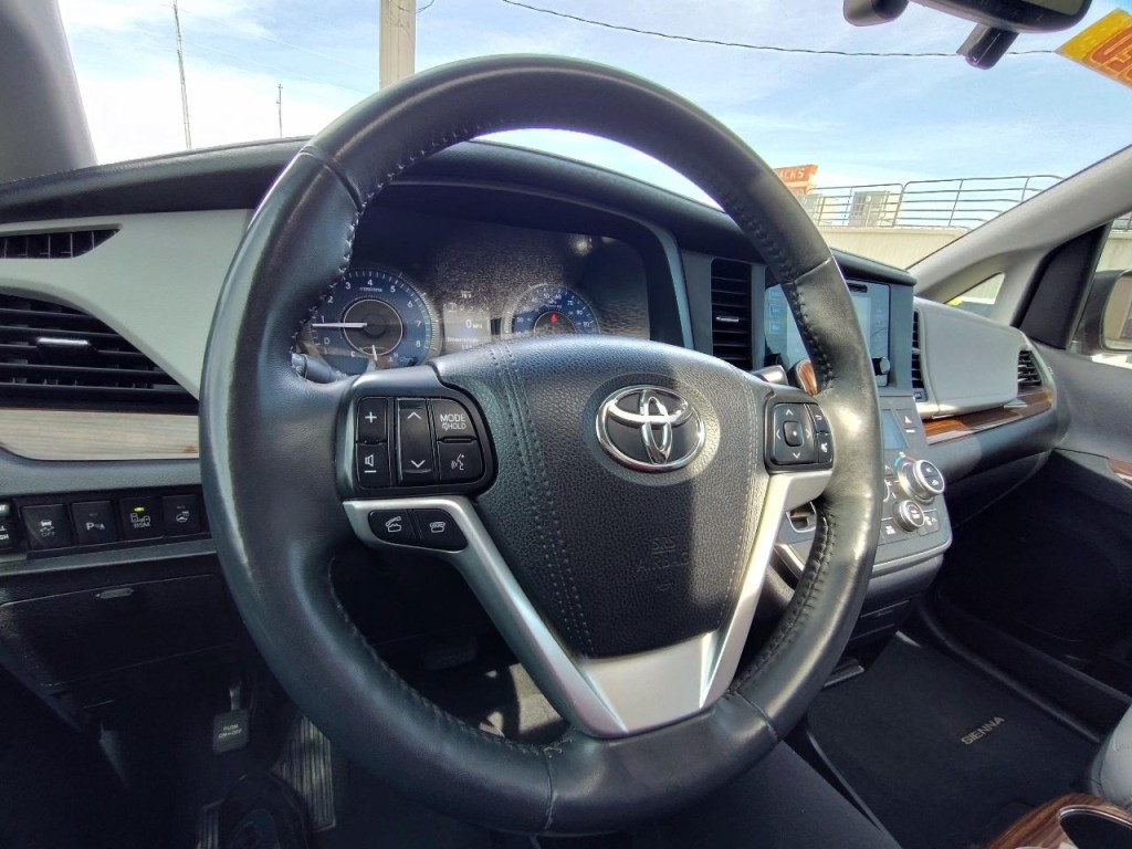 2017 Toyota Sienna Image 19