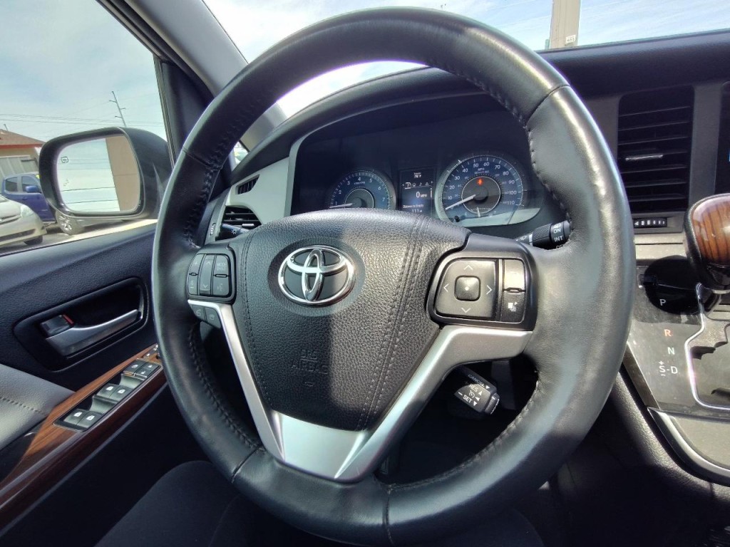 2017 Toyota Sienna Image 20