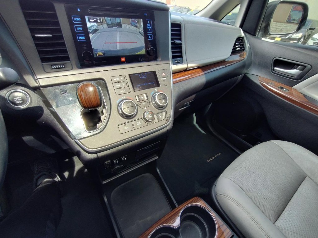 2017 Toyota Sienna Image 22