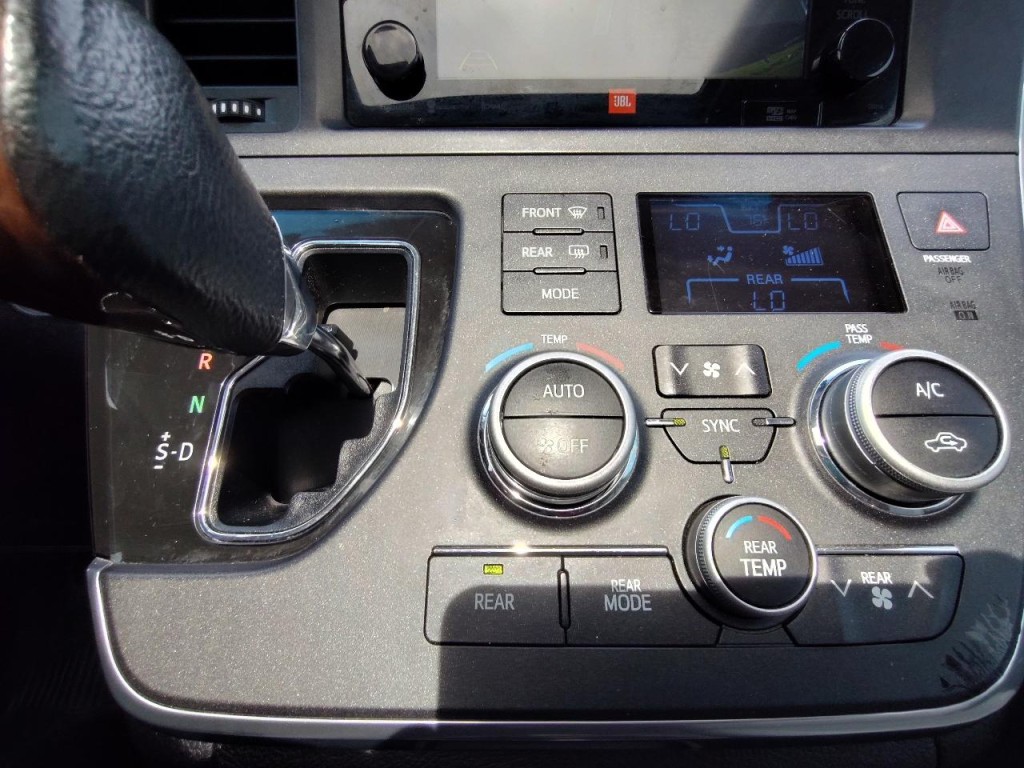 2017 Toyota Sienna Image 24