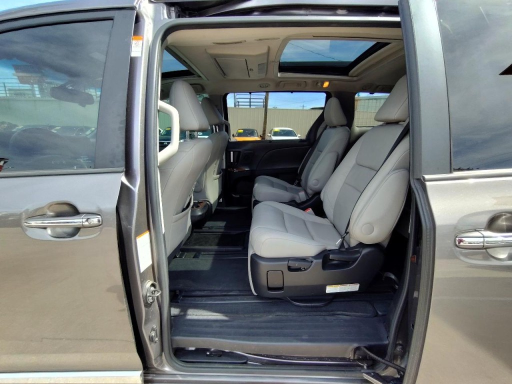 2017 Toyota Sienna Image 32