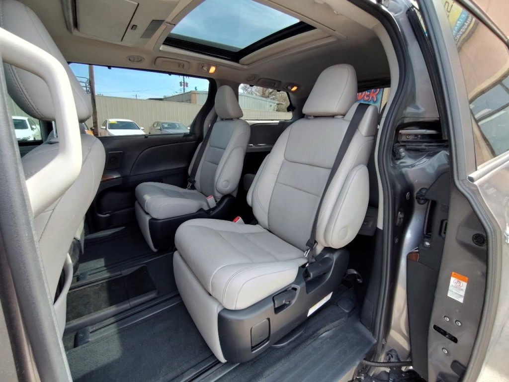 2017 Toyota Sienna Image 33