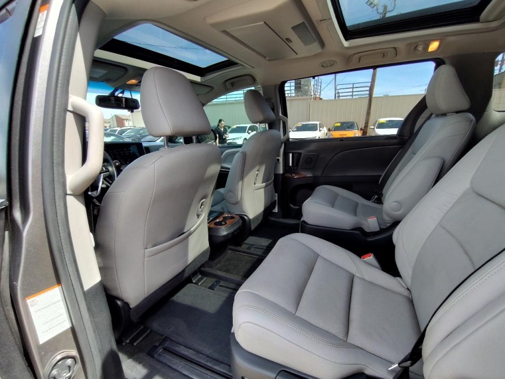 2017 Toyota Sienna Image 34