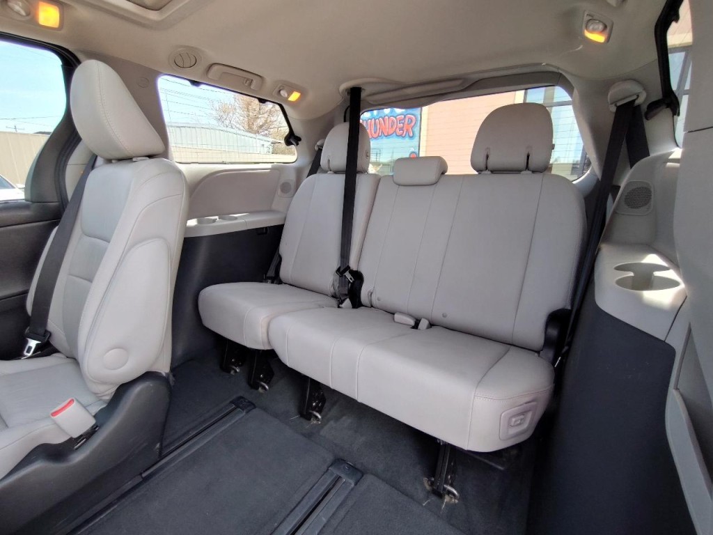 2017 Toyota Sienna Image 35