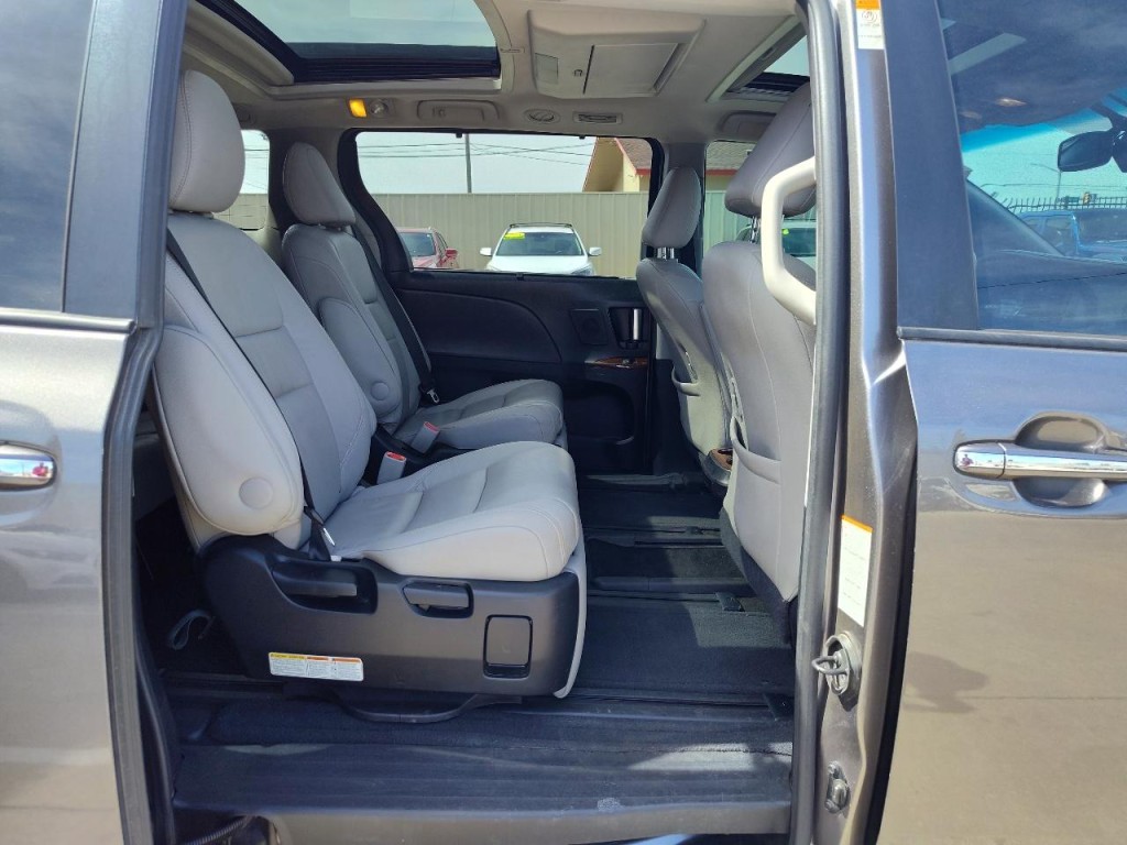 2017 Toyota Sienna Image 39