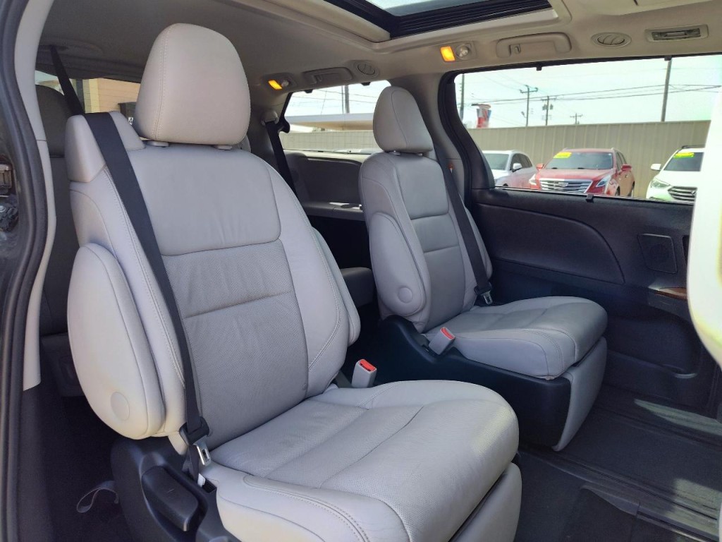 2017 Toyota Sienna Image 40