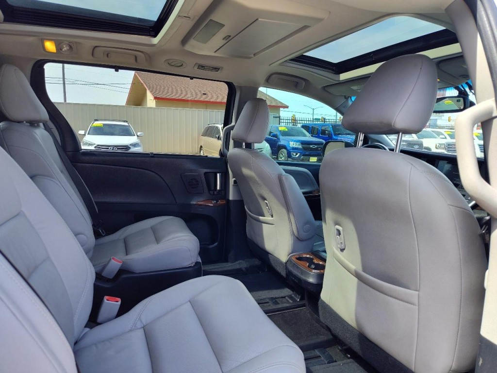 2017 Toyota Sienna Image 41